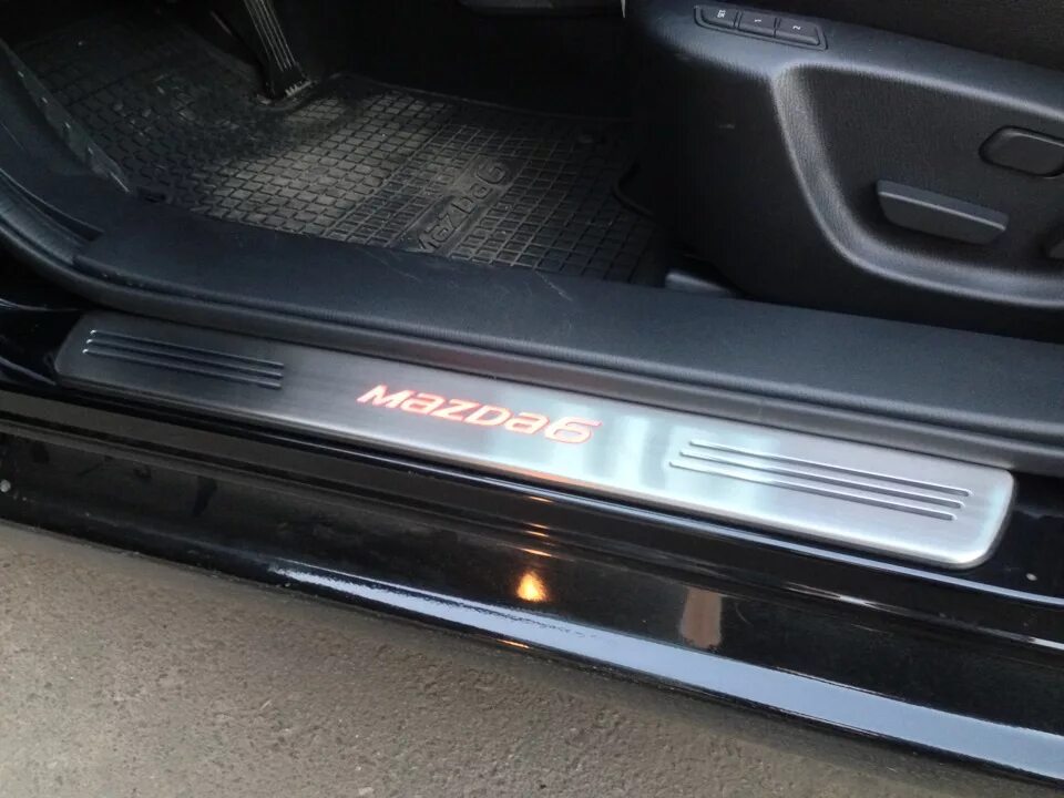 Накладки на пороги мазда 6. Накладки на пороги Mazda 6 GJ. Накладки на пороги Мазда 6 GH С подсветкой. Накладки на пороги Мазда 6 2013. Накладки на пороги с подсветкой Мазда 6.