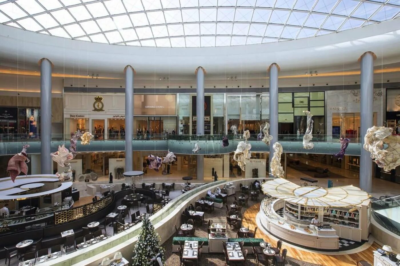 Яс Молл в Абу Даби. Абу Даби торговый центр. Абу Даби Молл магазины. Торговый центр Абу Даби Молл.