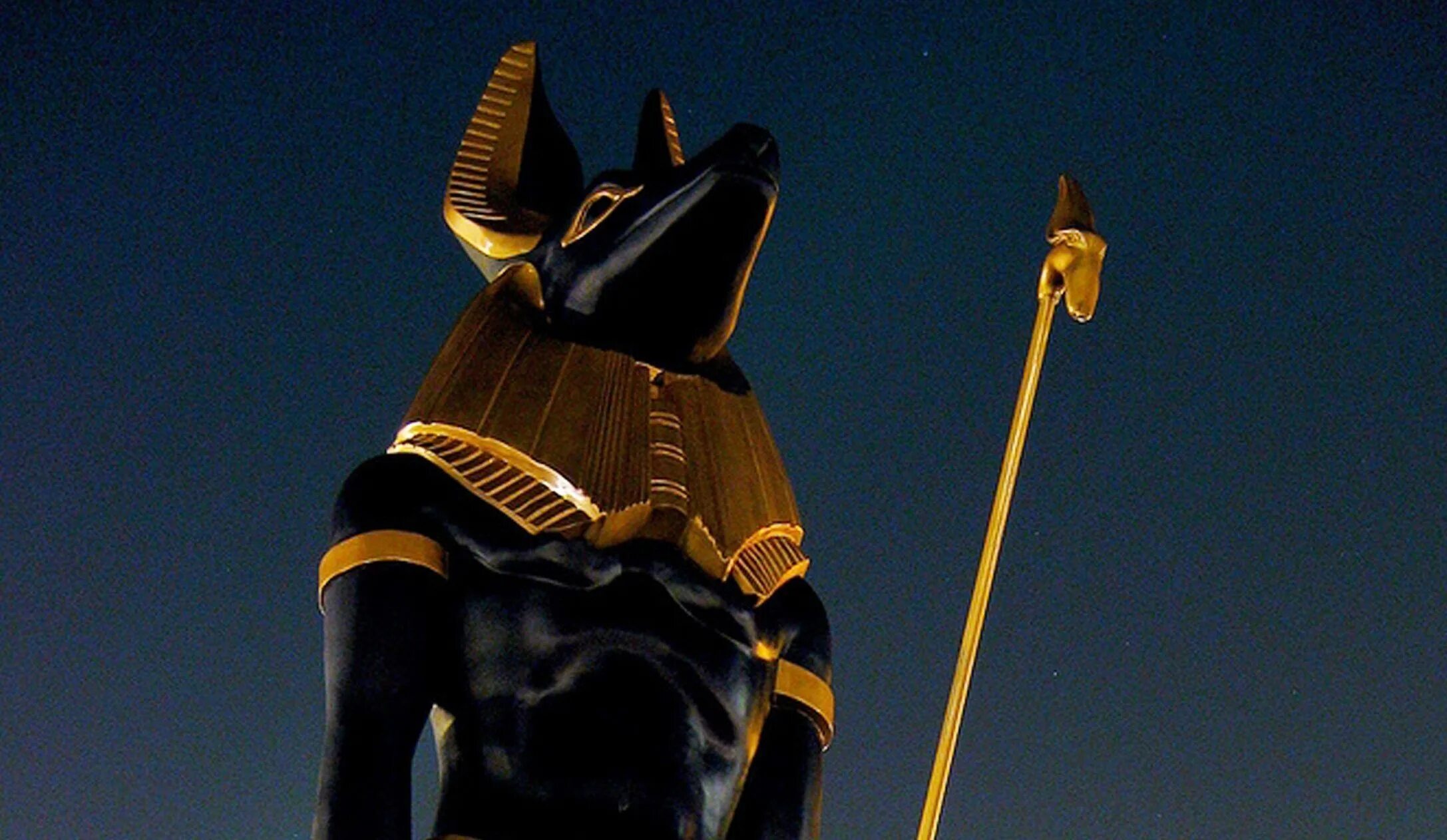 Боги египта. Бог боги Египта Анубис. Бог смерти в Египте Анубис. Храм Анубиса в Египте. Бог Анубис в древнем Египте фото.
