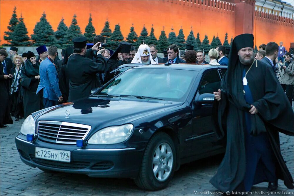 кирилл гундяев кортеж. мерседес бенц пульман с 500. патриарх кирилл автомобиль. кортеж патриарха кирилла. кирилл гундяев кортеж.