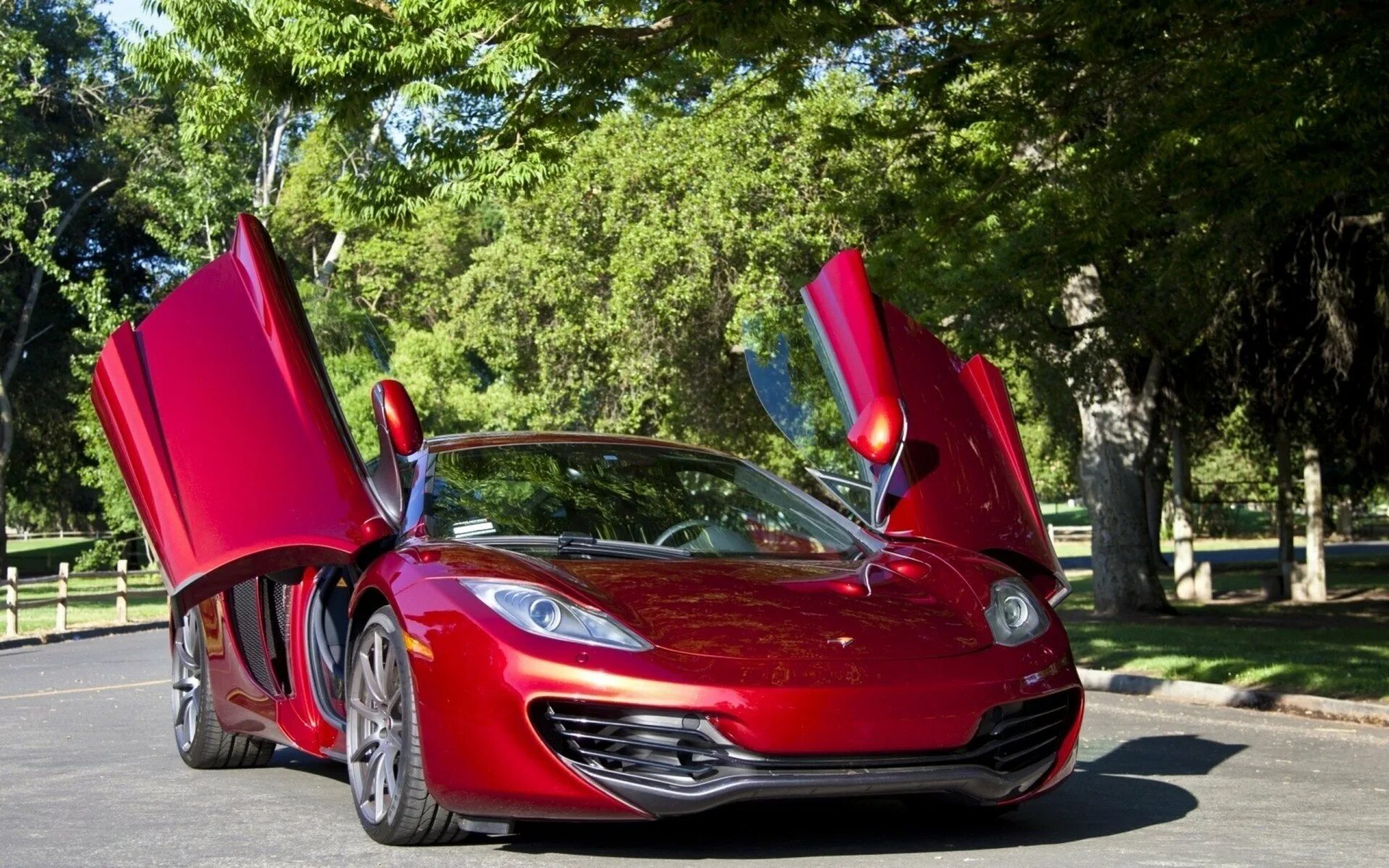 Почему красная машинка. MCLAREN 12c красный. Машина Макларен красная. MCLAREN 4 Door. Макларен 4 двери.