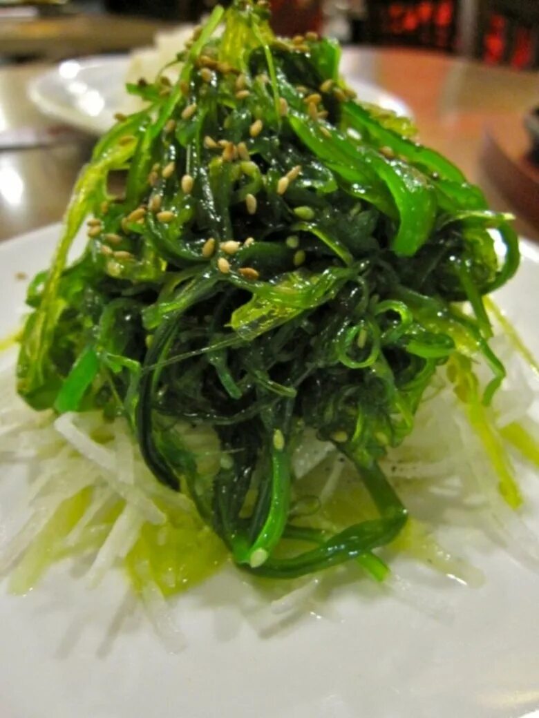 Тонкие водоросли. Морская капуста Тайланд. Морская капуста корейская. Корейский салат из водорослей. Съедобные водоросли.