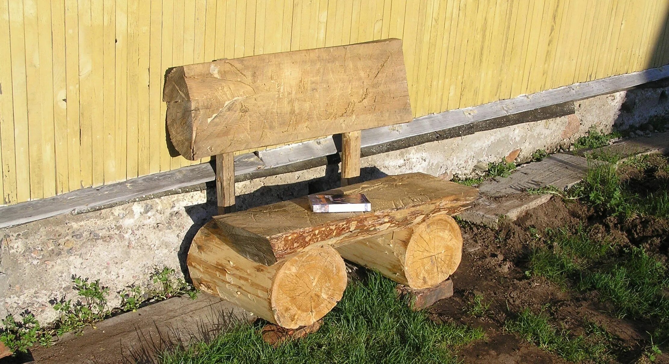 Скамейка из бревна. Скамейки из бревна для дачи. Лавочки из бревен для дачи. Дача из бревна.