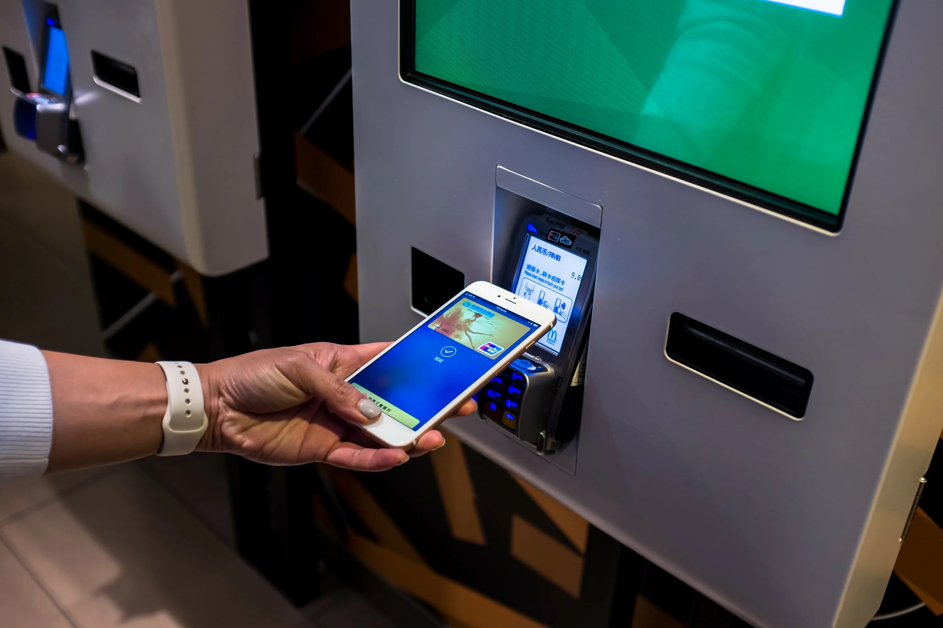 С помощью терминала можно. Бесконтактные платежи NFC. Банкоматы с Apple pay. Бесконтактная оплата Банкомат. Оплата в банкомате.