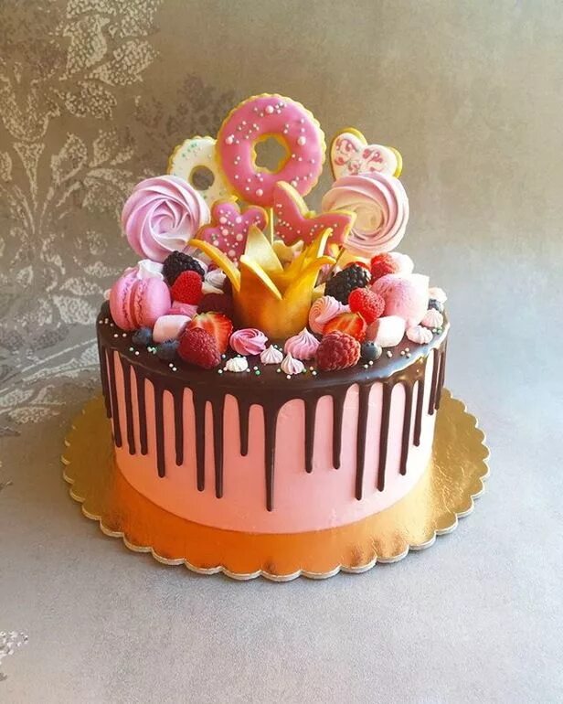 Cake icings. Украшение торта для девочки. Красивые торты для девочек. Торт девочка. Украшение торта сладостями.