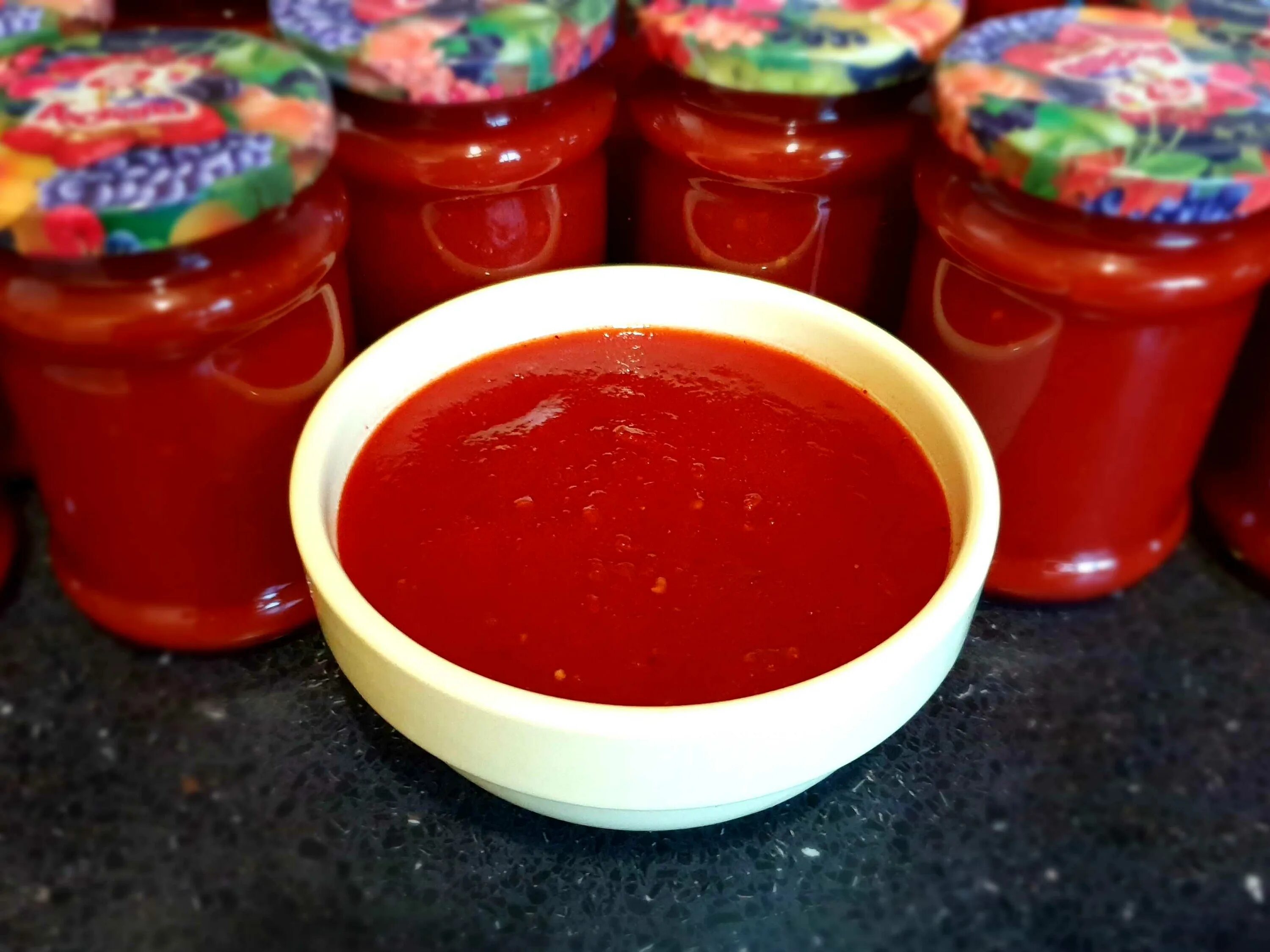 Рецепт помидоры соус в домашних условиях. Домашний кетчуп. Кетчуп из помидоров. Домашний кетчуп из помидор на зиму. Соус из томатов.