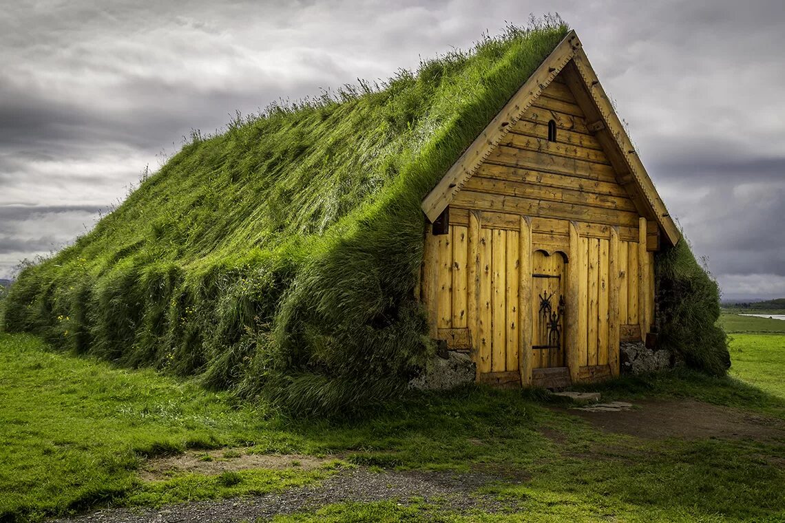Домик виднеющийся. ЭКОДОМ В Исландии. Традиционная архитектура Скандинавии. Дом из дерна Исландия. Длинный дом викингов Белозерск.