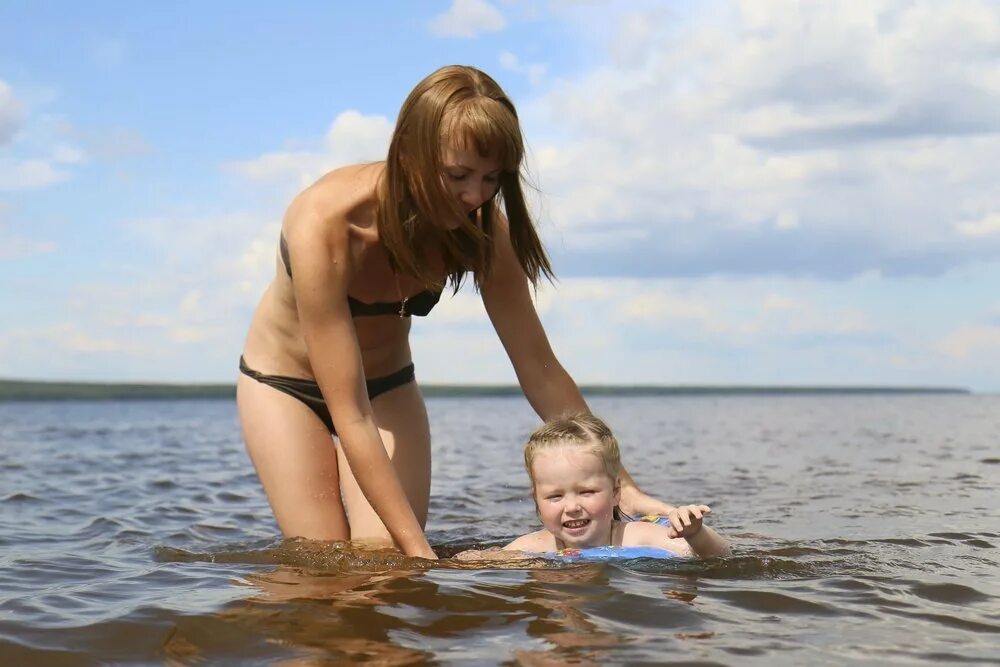 Купаться м. Дети купаются в реке. Дети купаются в море. Мамочка на речке с ребенком. Дети купаются в озере.