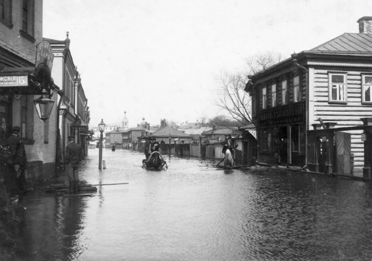 Наводнения в москве история. Наводнение 1908 года в москве пятницкая улица. Софийская набережная наводнение 1908 года. Наводнения в москве в начале 20 века. Наводнение 1908 года в москве.