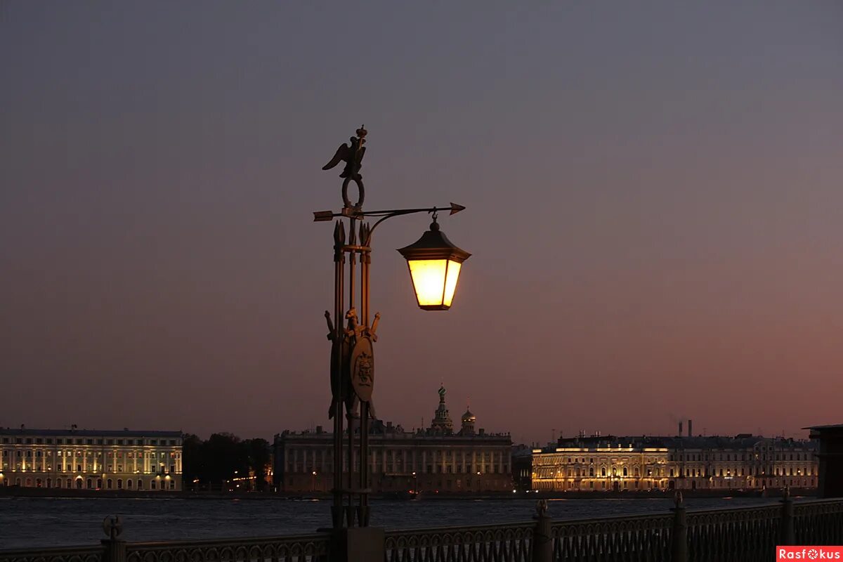 фонарь ночью. фонарь канал. фонарь канал. венеция ночь гондола. мост с фонарями.