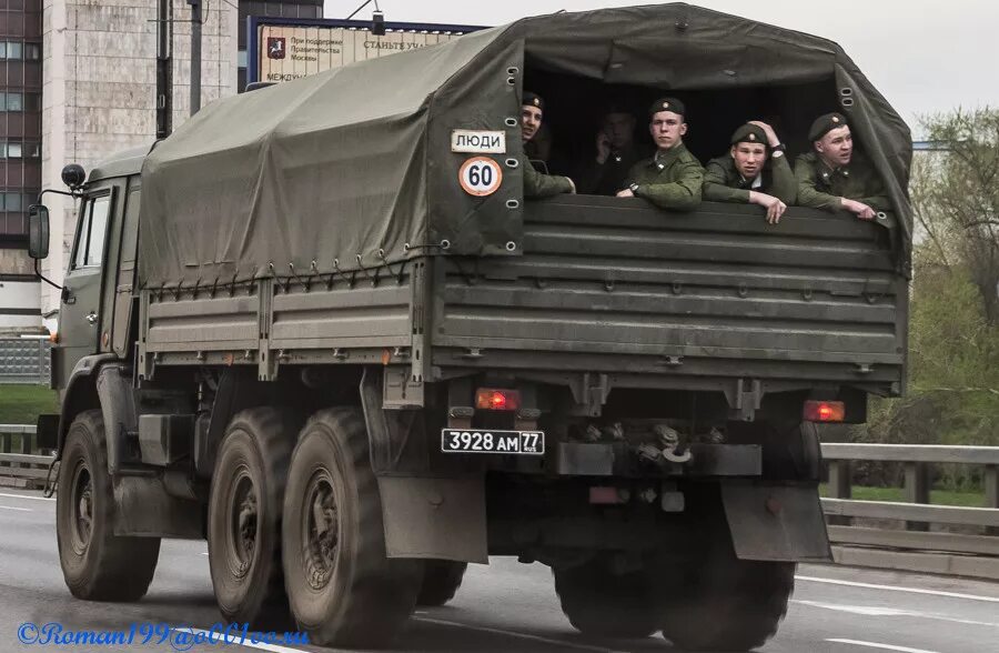 Где груз военных. КАМАЗ военный. КАМАЗ для перевозки людей военный. Военный грузовик с солдатами. Военные номера.