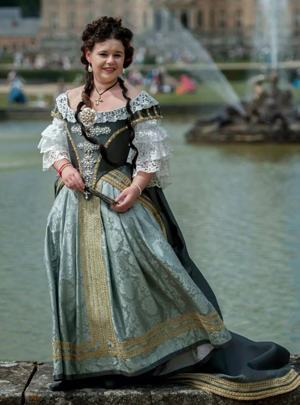 Версаль одежда. Исторические платья. Платья 17 века. Женщины в исторических костюмах. Девушка в старинном платье.