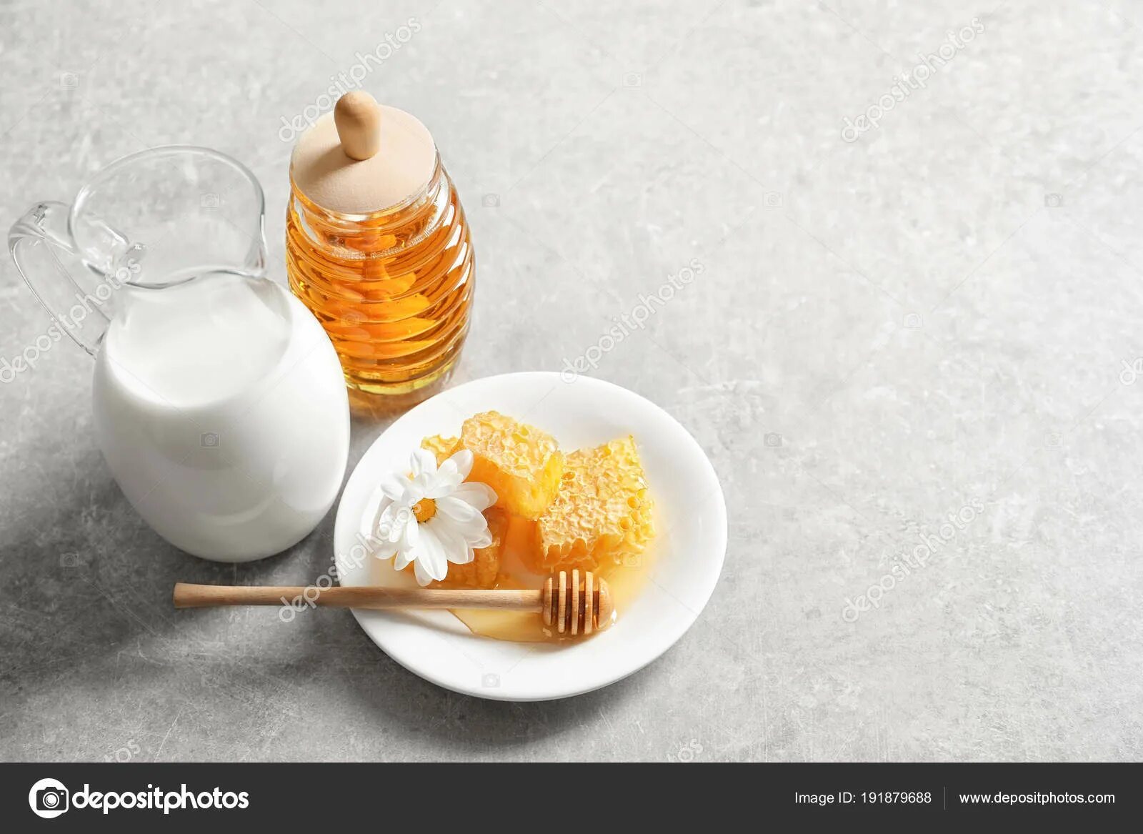 Молоко и мед больше. Молоко и мед. Тёплое молоко с мёдом. Горячее молоко с медом. Горячее молоко с мёдом и маслом.