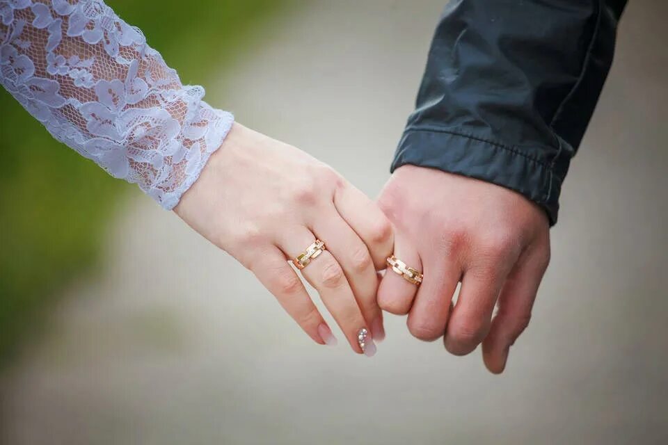 Обручальные кольца на руках. Кольцо на руке. Две руки с обручальными кольцами. Свадебные кольца на руках. Видеть обручальное кольцо на пальце во сне