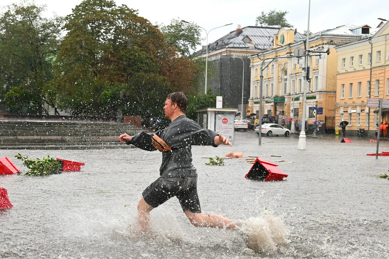 Дождь сильный будет сегодня. Ливень в Москве 18.07.2023. Ливень. Наводнение в Москве. Проливной дождь.