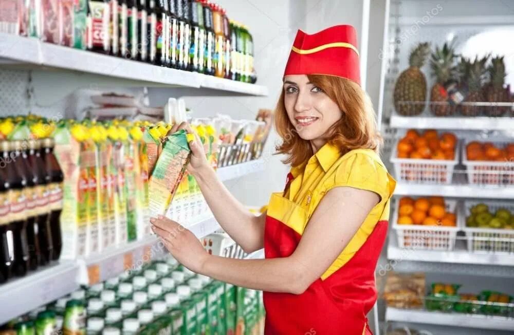 Как называется продавец одного товара. Мерчендайзер выкладка продукции. продавец на выкладку товара. продавец в магазине продуктов. продавщица раскладывает товар в магазине.