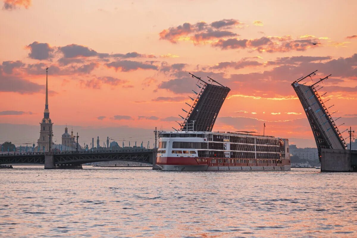 Круиз спб сайт. Cruise Санкт-Петербург теплоход развод мостов. Теплоход Санкт-Петербург водоход. Теплоход СПБ водоход. Водоход лайнер СПБ.