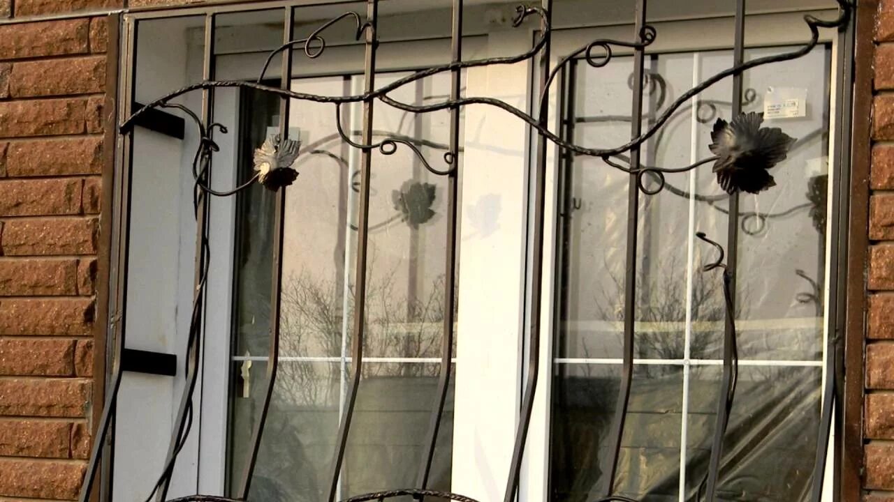 Покраска решеток. Покрасить решетки на окнах. покраска оконных решеток. покраска решеток на окнах. оконные решетки окрашенные senta антикоррозийная.