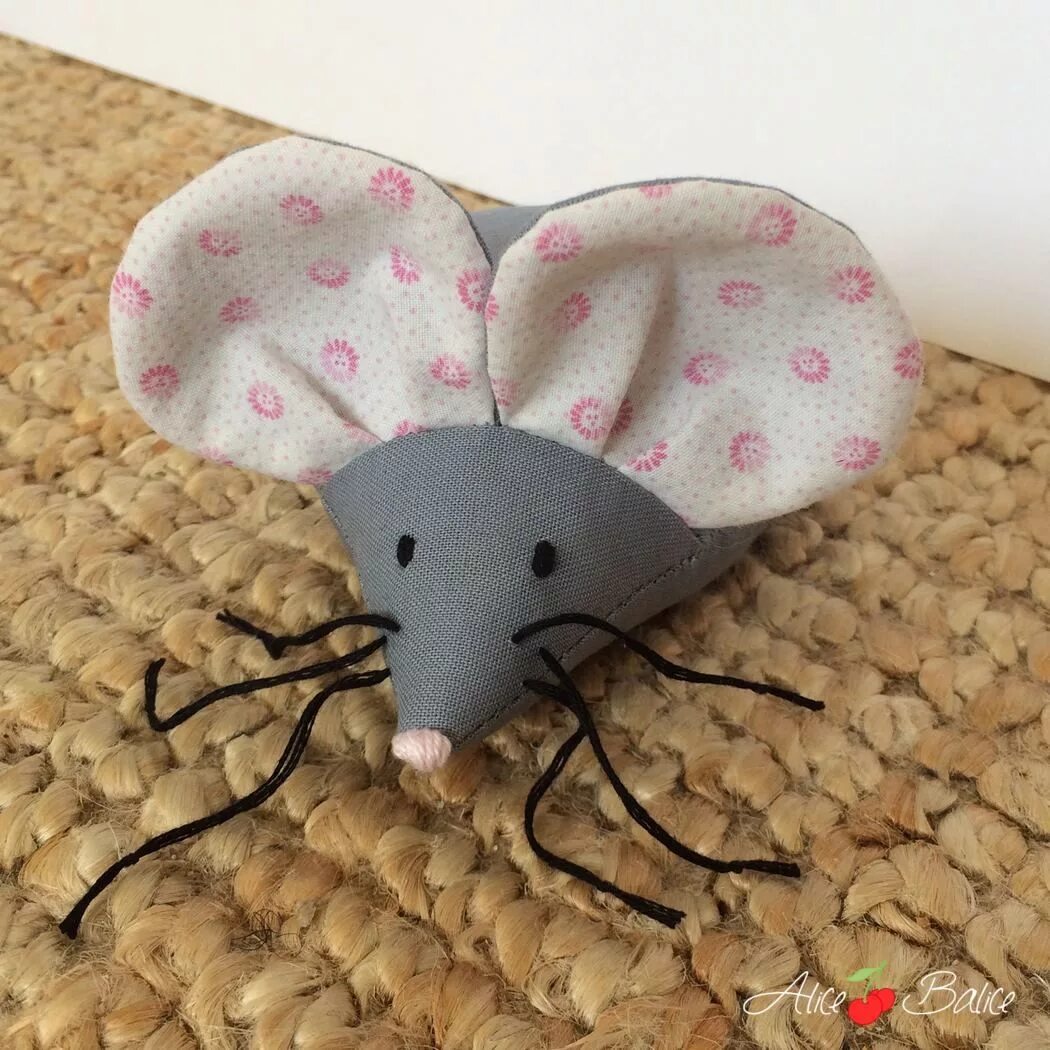 Поделка мышь из ткани. Мышка из ткани. Мышки из носочков. Поделка мышка из ткани. Мышка на палочке.