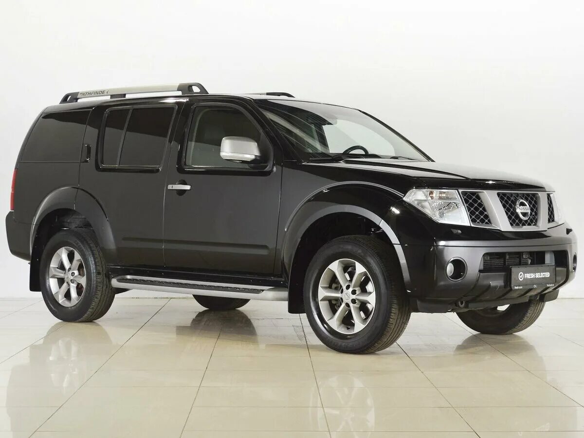 Nissan Pathfinder 2004 года выпуска для рынка Великобритании и Ирландии. Фото 1.