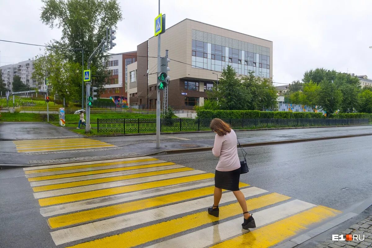 Школа 1 виз бульвар Екатеринбург. Пешеходный переход. Пешеход на переход. Пешеходный переход у школы.