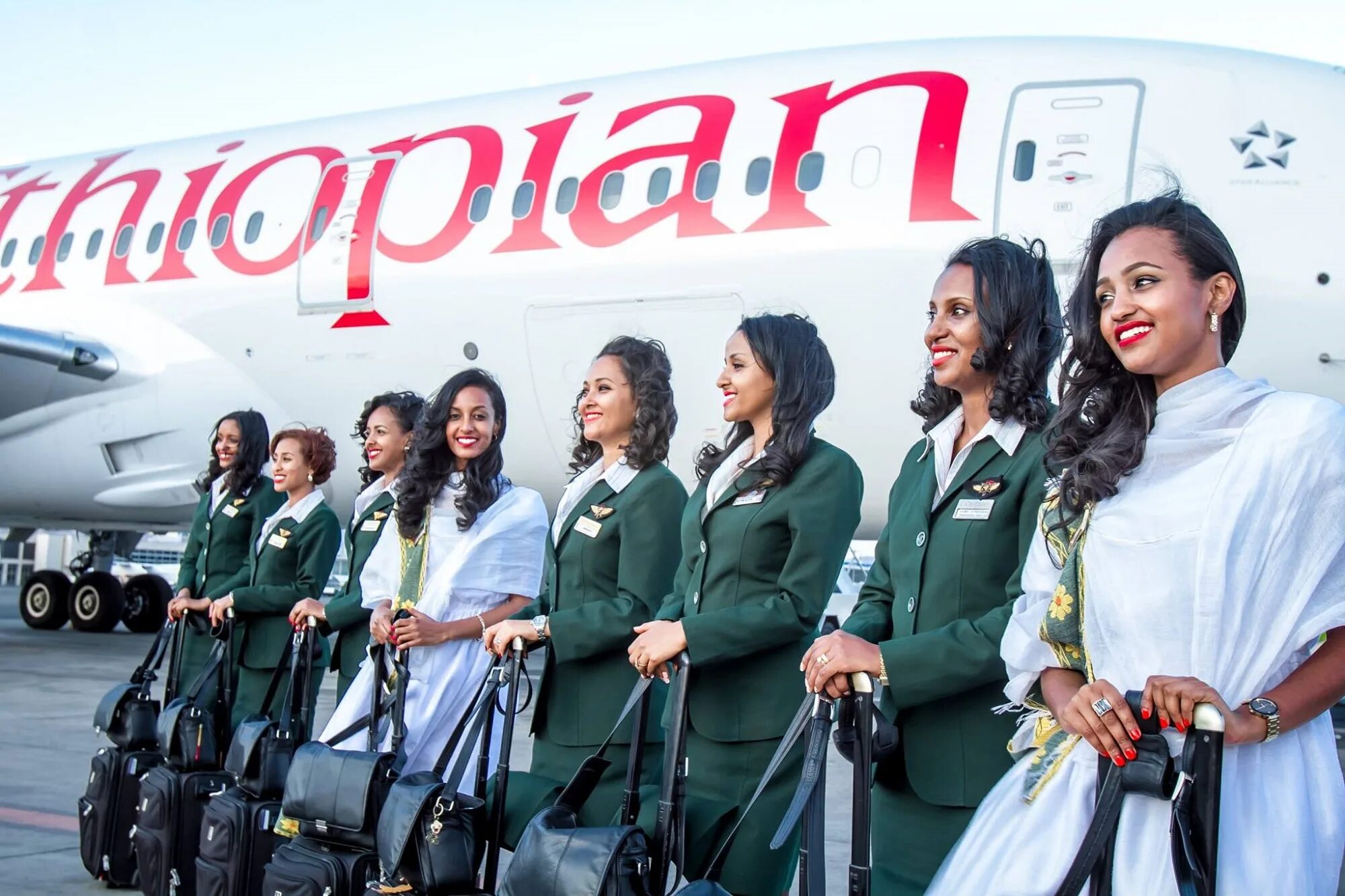 Ethiopian airlines рейс. Авиакомпания Ethiopian Airlines. Самолеты Эфиопиан Эйрлайнс. Ethiopian самолет Ethiopian Airlines. Ethiopian Airlines форма стюардесс.