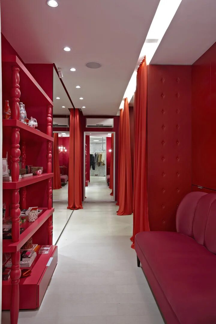 Магазин красно синий. Яркий интерьер магазина. Красная гардеробная. Гардеробные комнаты в Красном цвете. Красный гардероб.