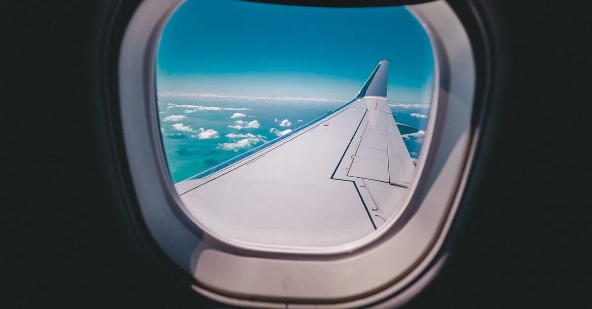 Зачем открывать шторку иллюминатора при посадке. Самолет с квадратными иллюминаторами. Кресло самолета у иллюминатора. Зачем открывать шторки иллюминатора при взлете. Почему закрывают иллюминаторов.