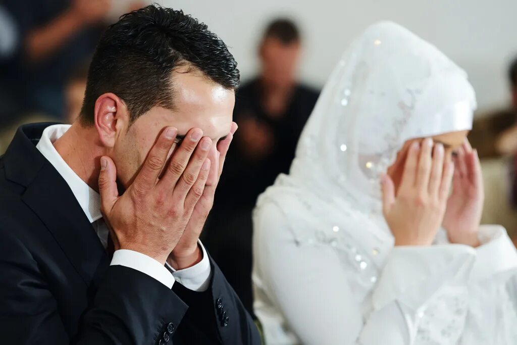 Первая брачная в исламе. Свадьба мусульман. Брак с мусульманином. Мусульманин и мусульманка свадьба. Невеста и муж мусульманский.