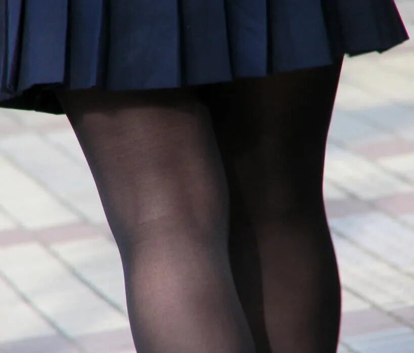 Капроновые колготки с юбкой. Ноги в капроновых колготках школа. Короткая юбка ляжки