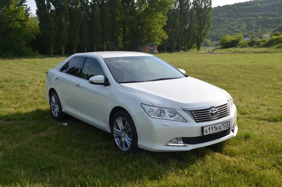 Авито камри краснодарский край. Toyota Camry белая. Камри Тойота Камри белая. Тойота Камри белого цвета. Тойота Камри 6 белый свет.