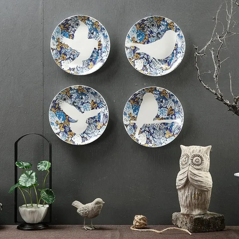 Декоративные тарелки на стену в интерьере. Декоративные тарелки на стену в интерьере. Настенные тарелки в интерьере. Тарелки интерьере. Тарелки в интерьере.