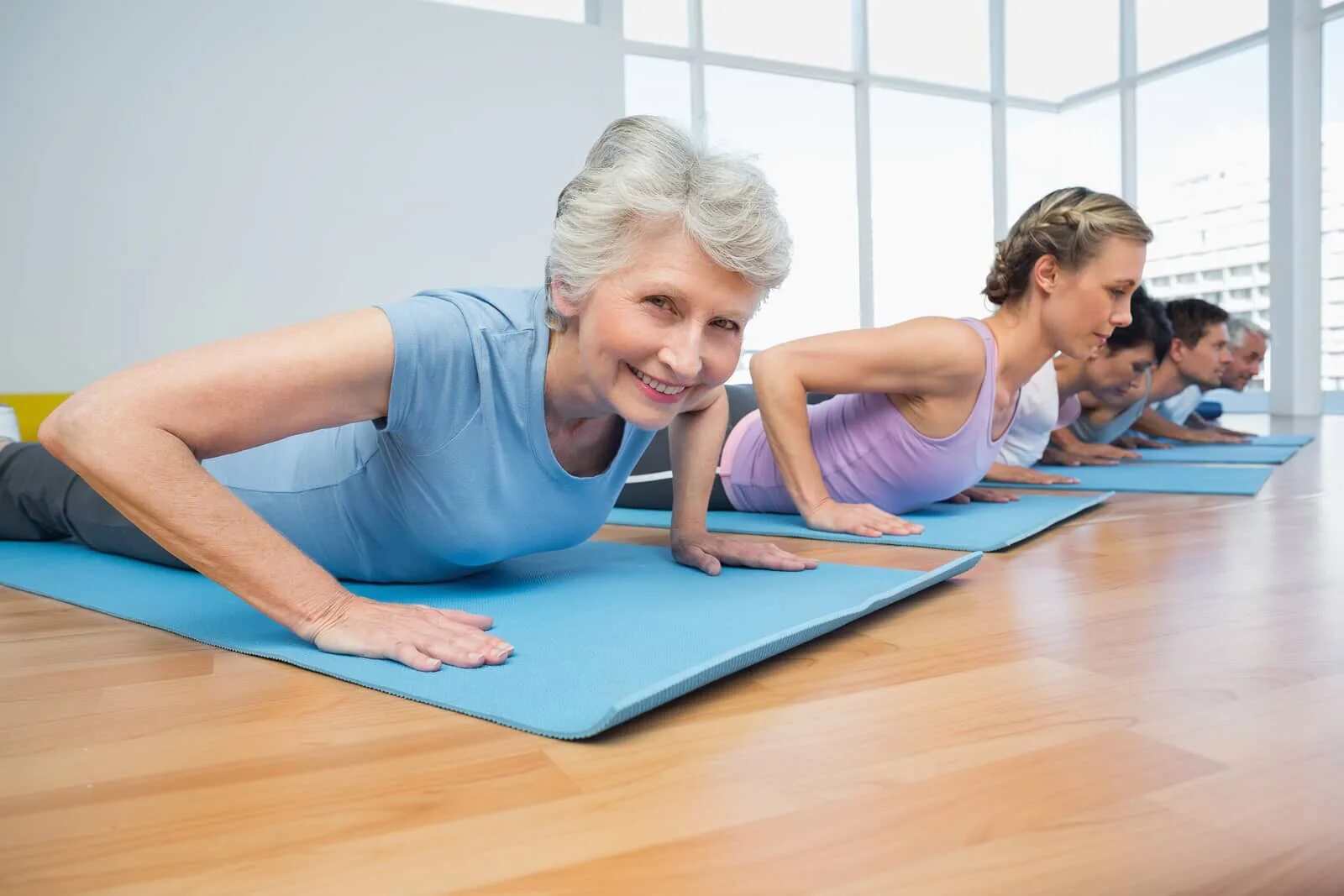 Долголетие йога. Пилатес ЛФК. Фитнес для пожилых женщин. Пилатес для женщин после 40. Физкультура для женщин.