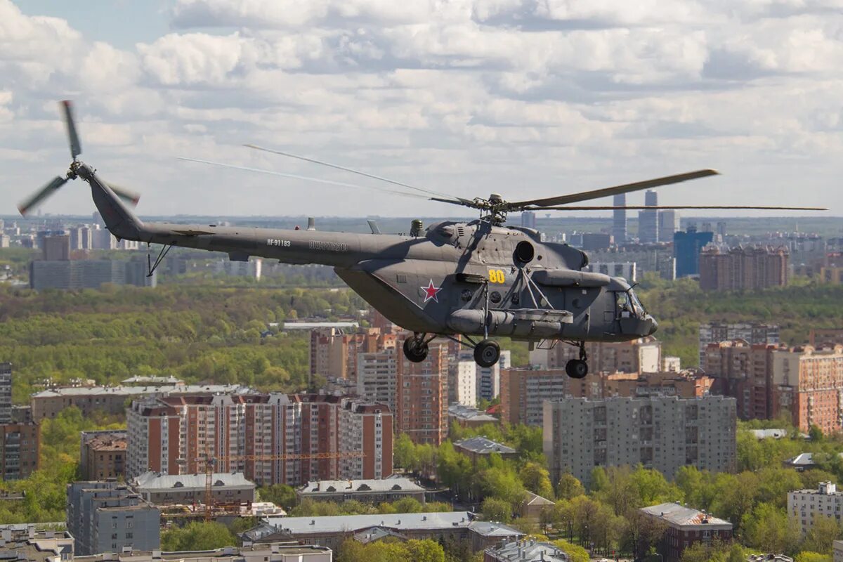 Вертолет над городом. Вертолет в Юбилейном микрорайоне. Вертолет над джунглями. Вертолет ЮМР. Вертолет над железногорском