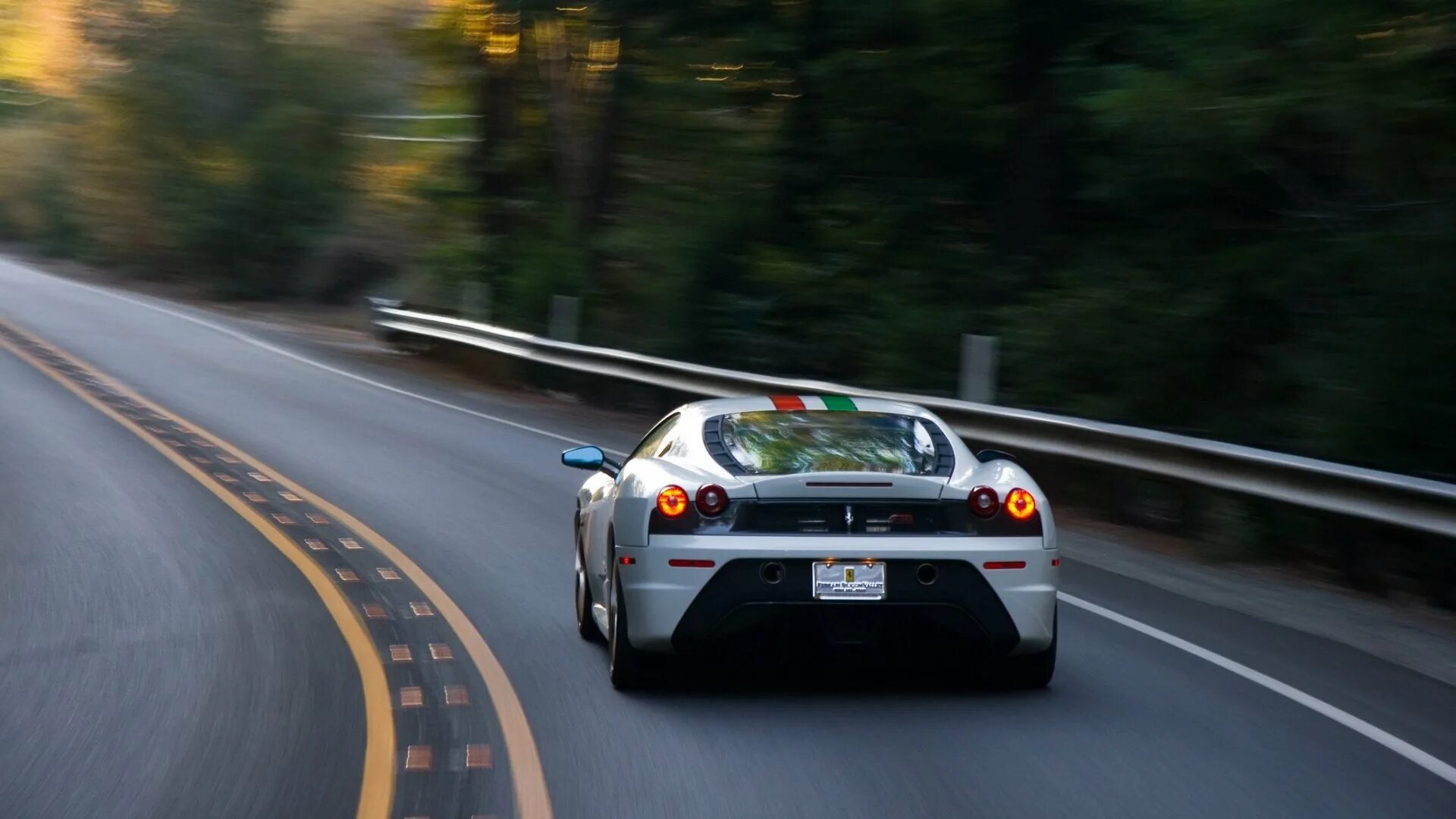 Машины едут и стреляют. Ferrari Scuderia Road. Машина на дороге. Автомобиль едет. Гоночные машины на трассе.