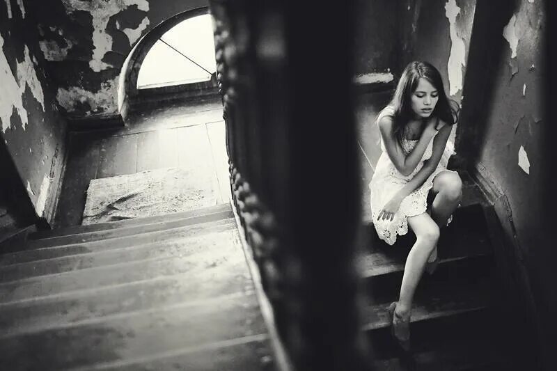 Фотосессия в подъезде. Фотосессия на лестничной площадке. Девушка на лестнице в подъезде. Мужчина сидит в подъезде. Девочка сидит на лестнице.