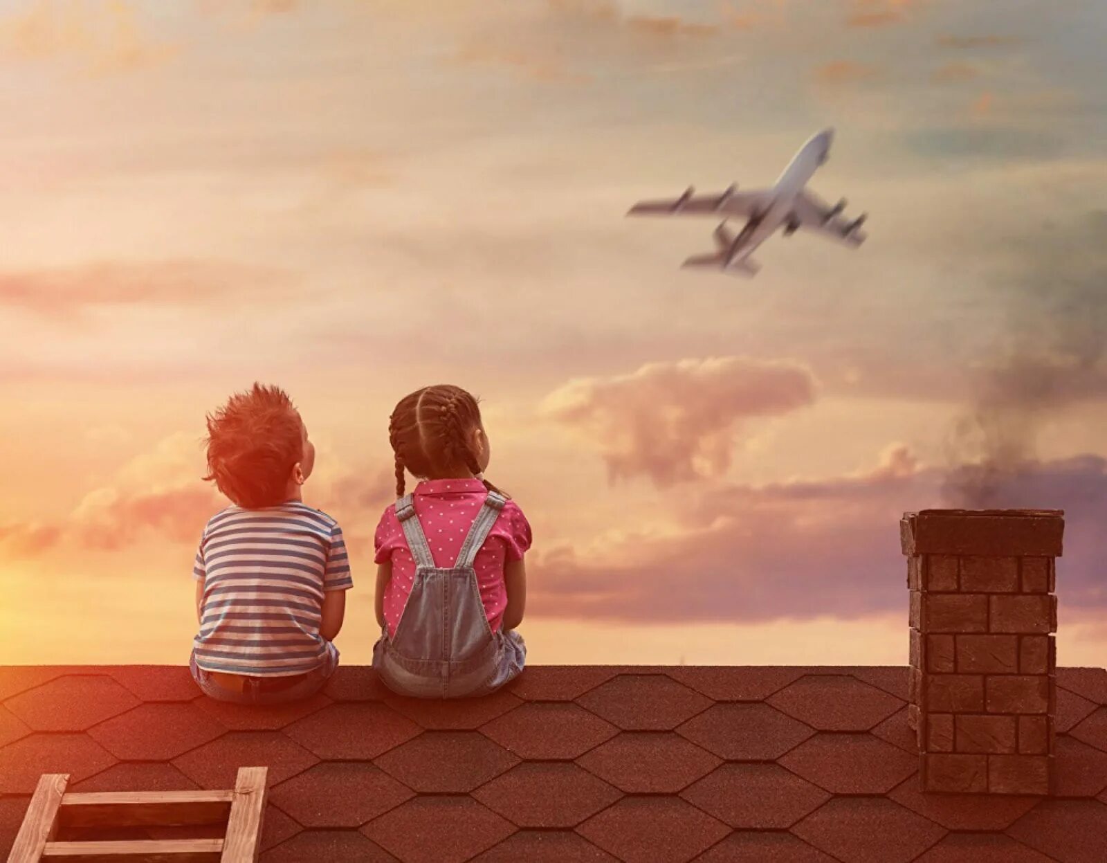 Мальчик и девочка на крыше. Ребенок сидит спиной. Для мальчиков самолёты. Самолет для детей.