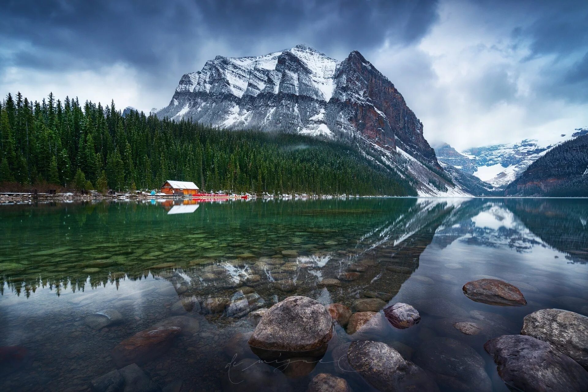 Canada lakes. Озеро Маккей Канада. Маккей озеро Канада реки. Природа горы озеро Канада. Оленье озеро Канада.