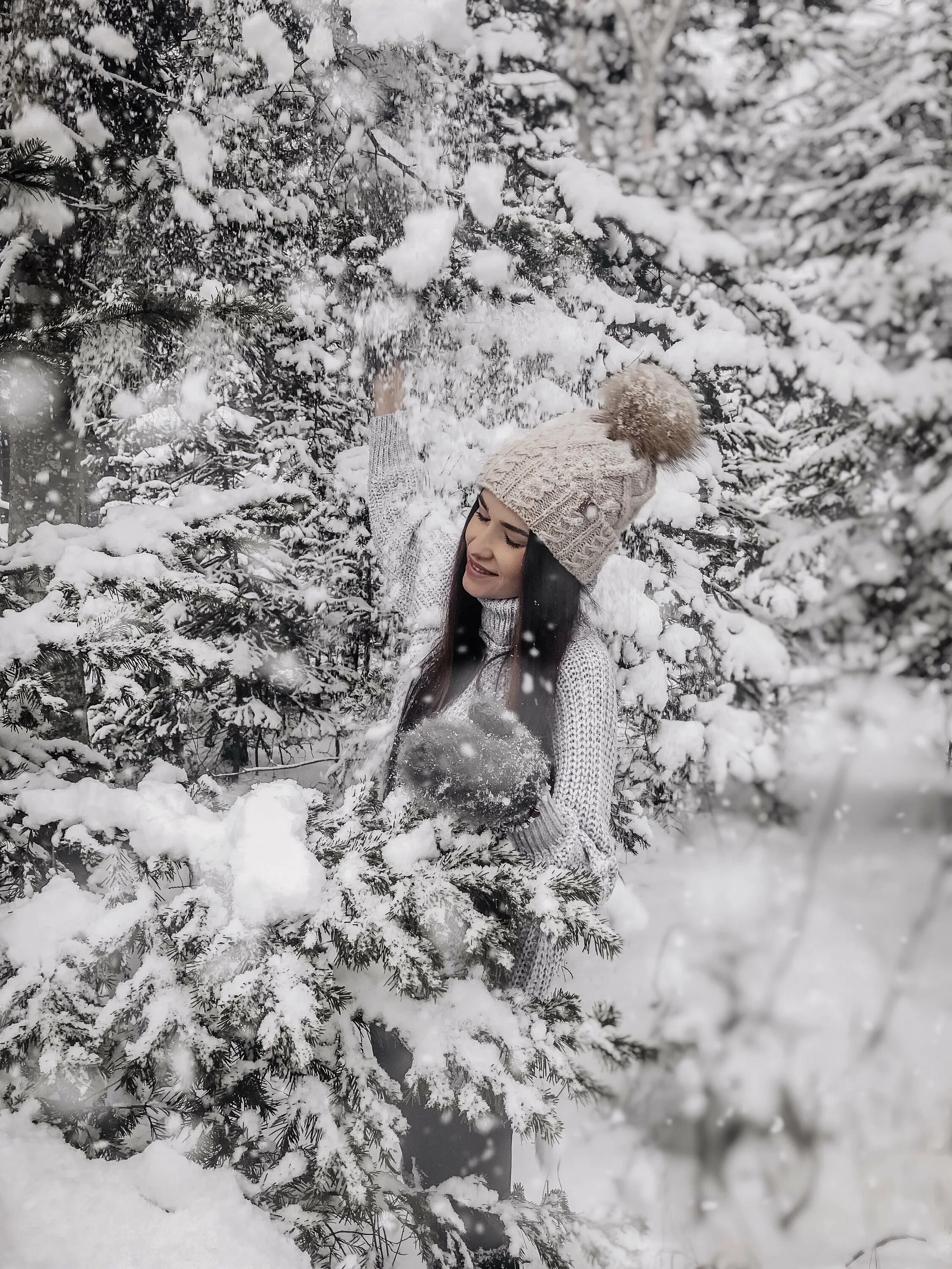 Снег среди зимы. Зимняя фотосессия. Девушка в снегу. Зимняя фотосессия в лесу. Девушка зимой.