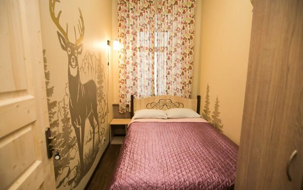 мини гостиницы фото. красная кровать в отеле. , 9, корп. сайт мини отелей москвы. измайловский 2 москва гостиница.