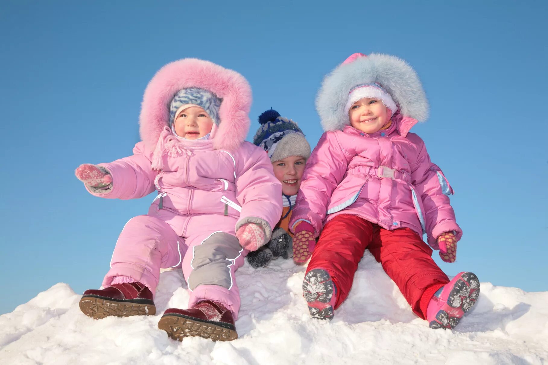 Дети одевались потеплее. Зимняя одежда. Зимняя одежда для детей. Зимныеодежды для детей. Детские зимние одежды.
