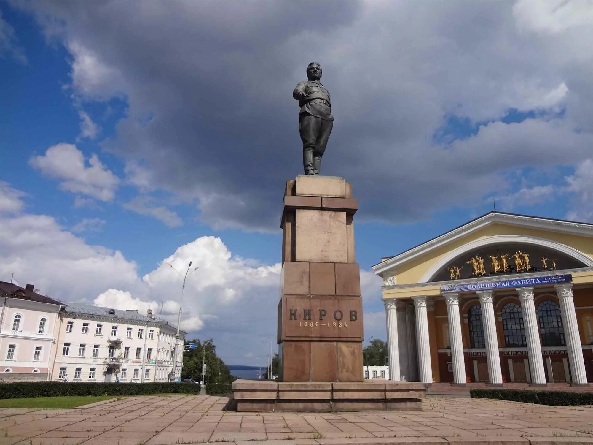 Памятники киров. Площадь Кирова Петрозаводск памя. Памятник Кирову в Петрозаводске. Памятник на площади Кирова Петрозаводск. Памятник с м Кирову (скульптор н. в. Томский).