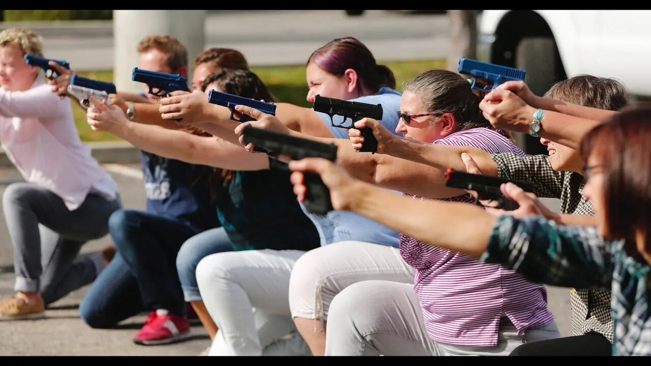 Злая училка. Teacher gun. Училка с оружием. Злой учитель. Учитель с оружием.