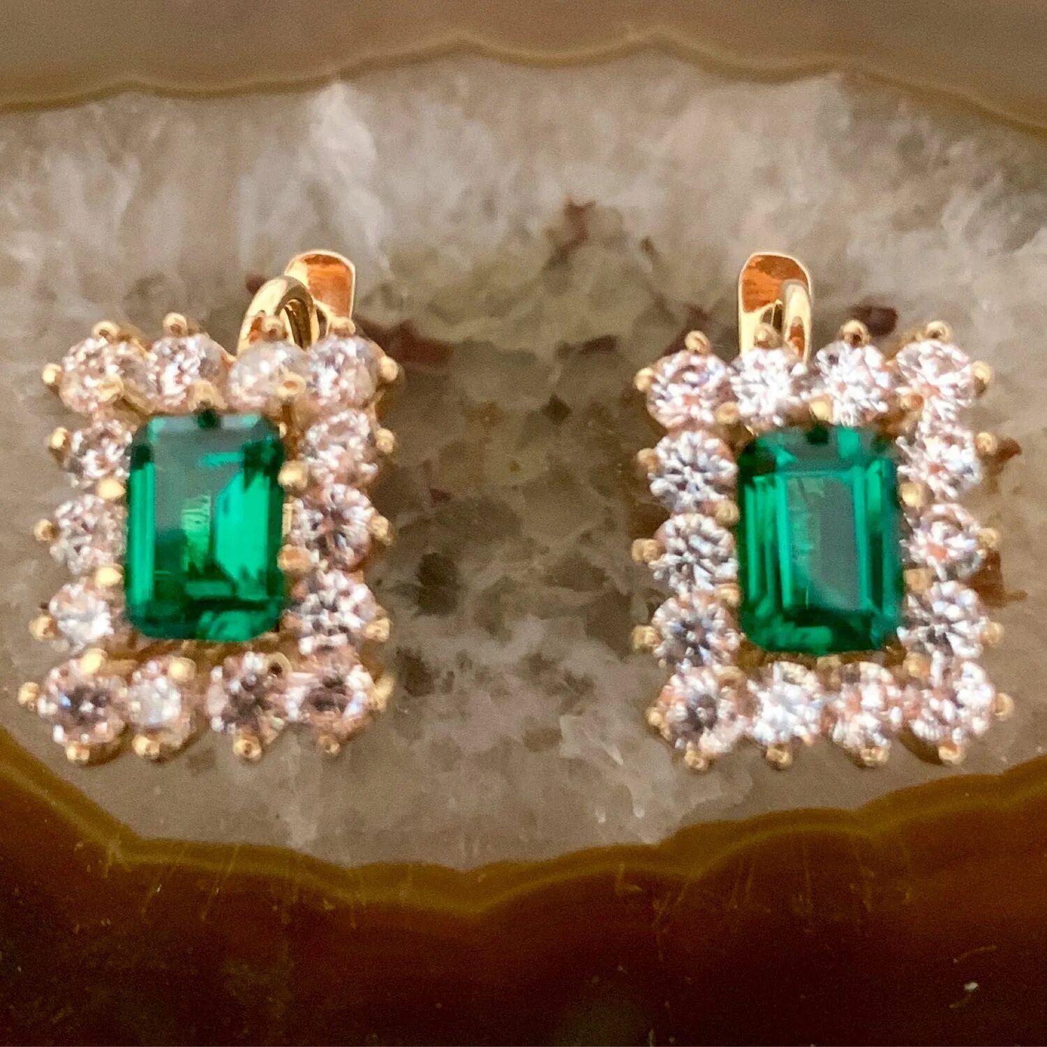 Серьги с багетами бриллиантами. Серьги удлиненные золотые. Каратов багеты серьги. Бриллиантовые багеты в серьгах. Изумруд багет.