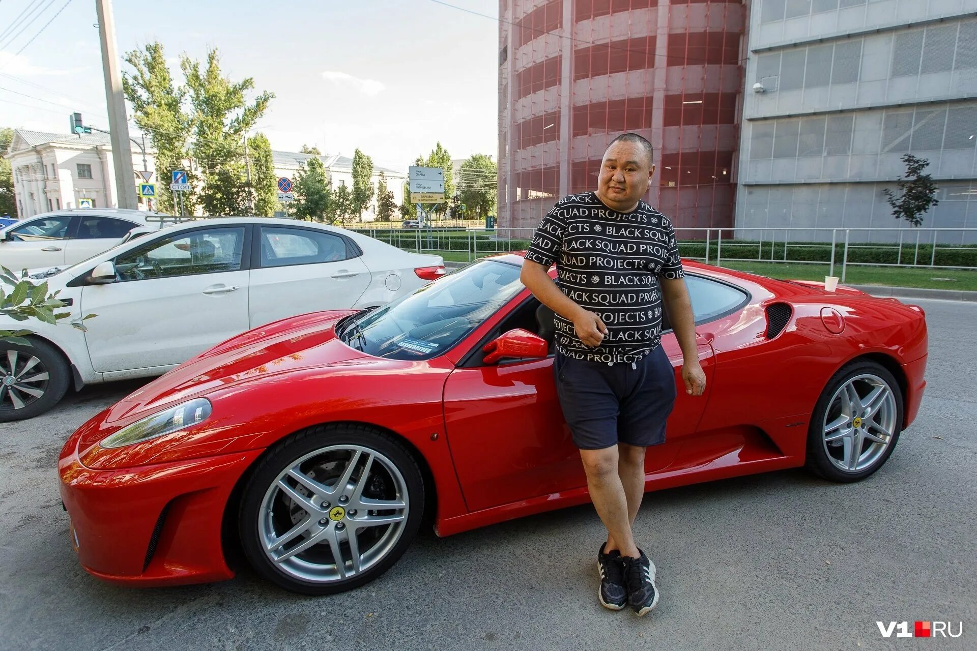 Автосалон феррари. Феррари 458 2023. Мойщик феррари. Выставка авто в дубае. Формула 1 пит стоп.
