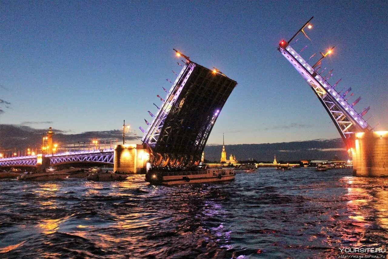 Дворцовый мост санкт петербург кратко. Дворцовый разводной мост в Санкт-Петербурге. Разводной мост в Санкт-Петербурге Дворцовый мост. Дворцовый мост в Санкт-Петербурге развод. Разведение дворцового моста в Санкт-Петербурге.