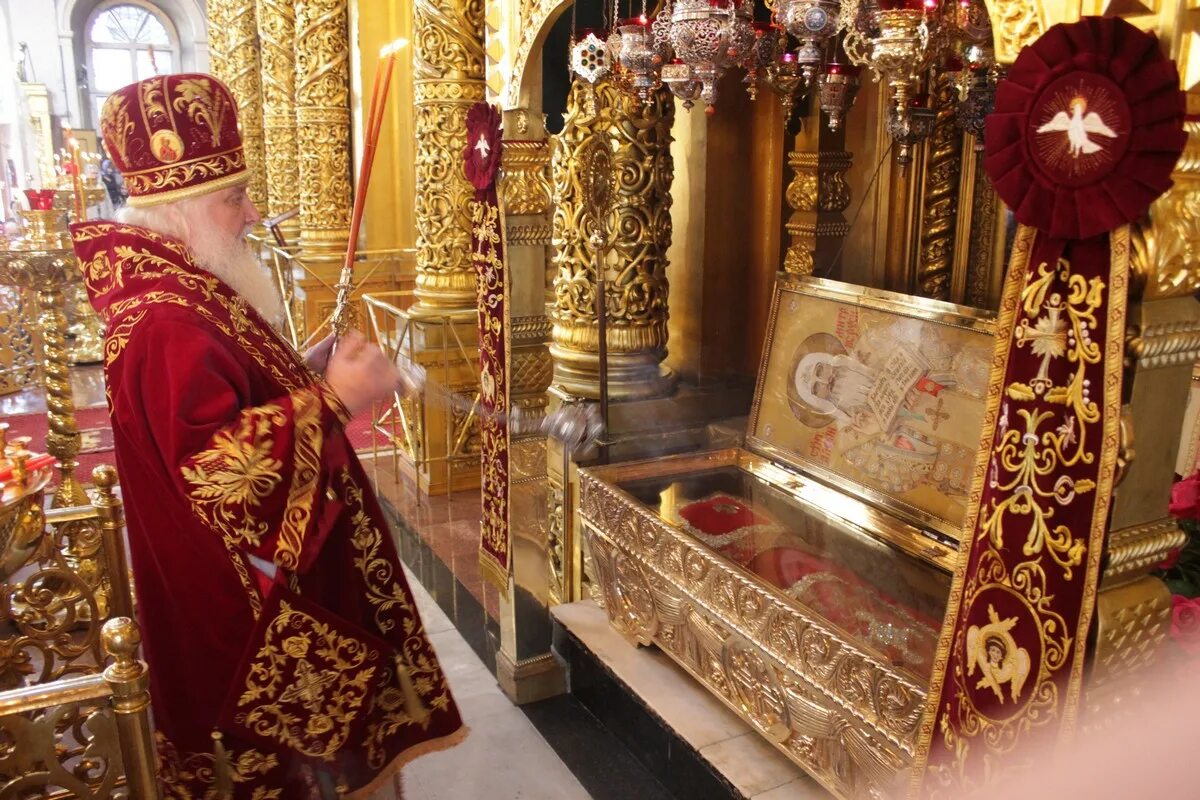 Мощи в кафедральном соборе. Успенский собор мощи князя. Литургия в храме. Собор в воронеже с мощами митрофана воронежского. Мощи в кафедральном соборе.