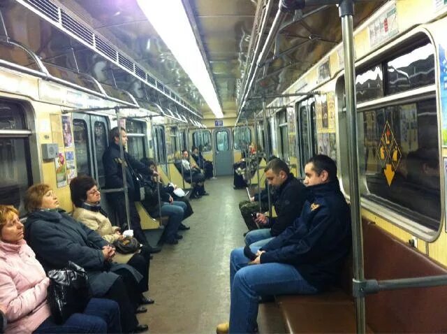 Вагон метро с людьми. Вагон метро. люди в вагоне метро. люди в поезде метро. вагон метро час пик.