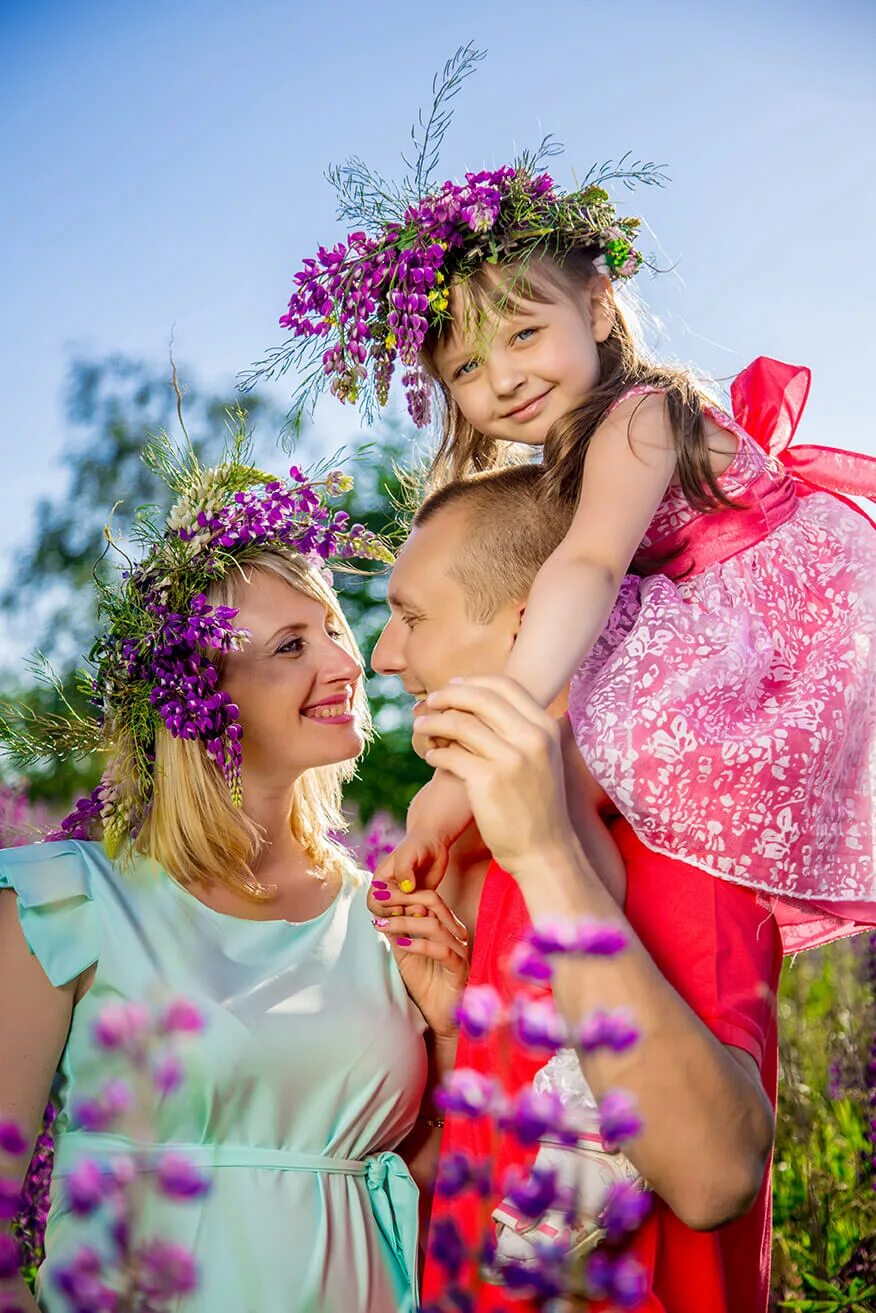 Летняя фотосессия на природе. Фотосессия с малышом на природе. Фотосъемка на природе летом с детьми. Семейная фотосессия на природе летом. Мама дочка деревни