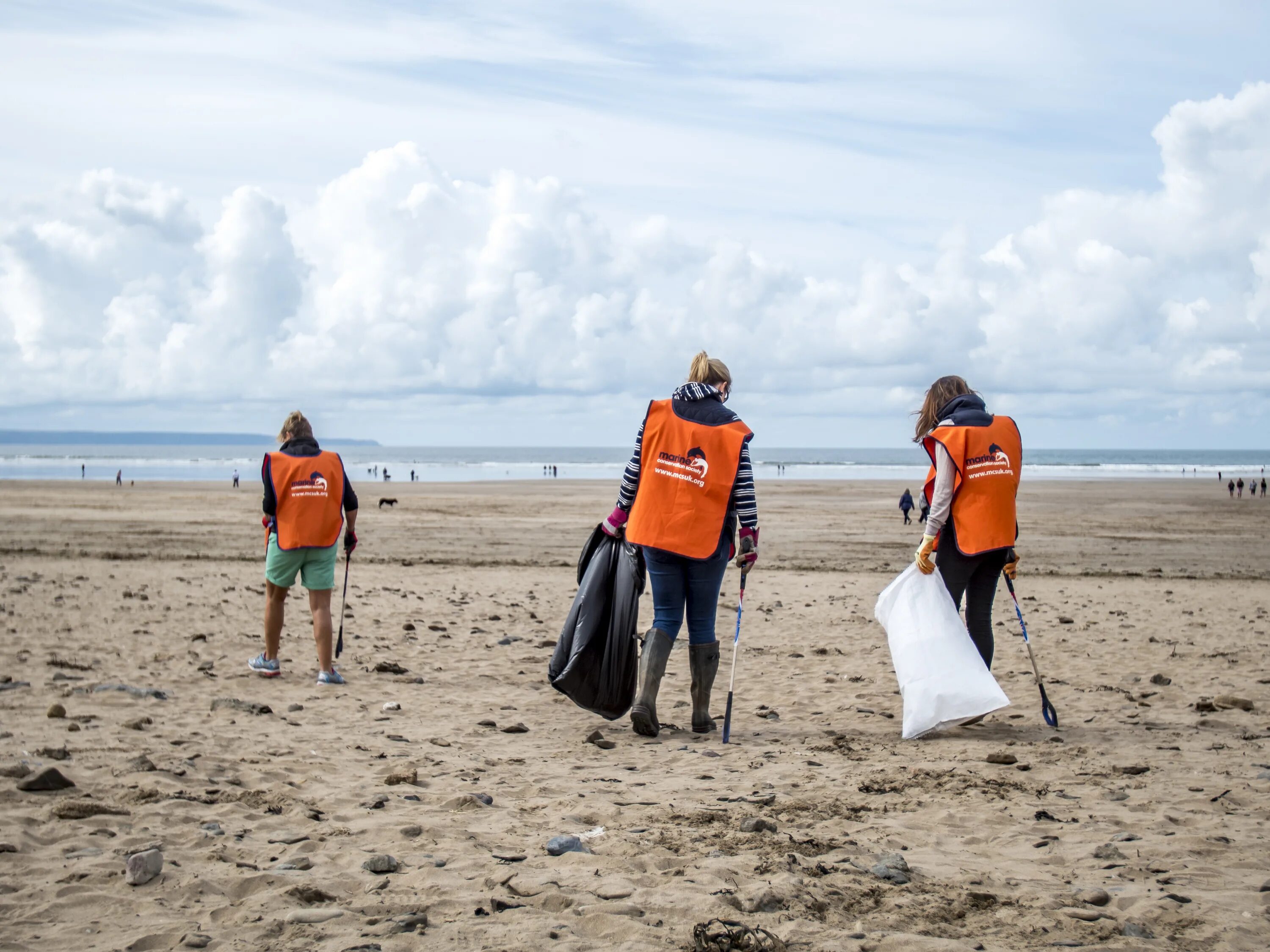 Beach clean. Beach Cleaning. Социальная реклама Marine Conservation Society. Люди на пляже в Великобритании. Beach clean atv.